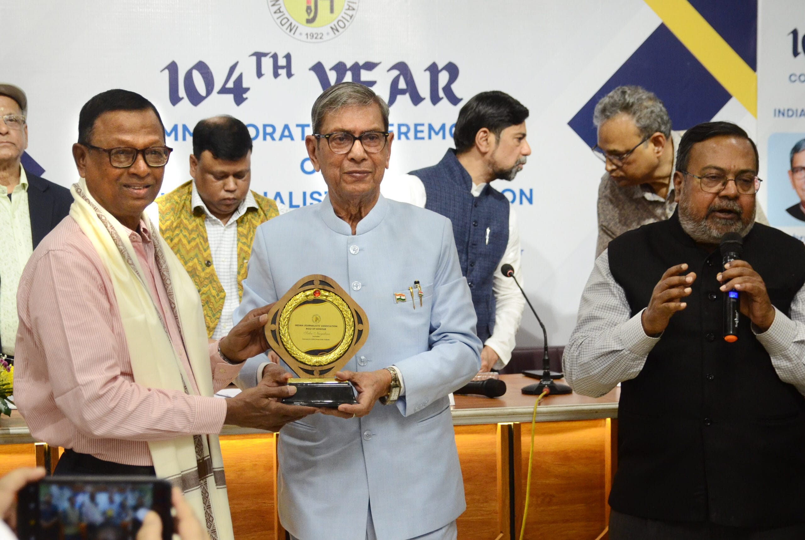 Governor of Haryana presenting a memento to Sabanayakan